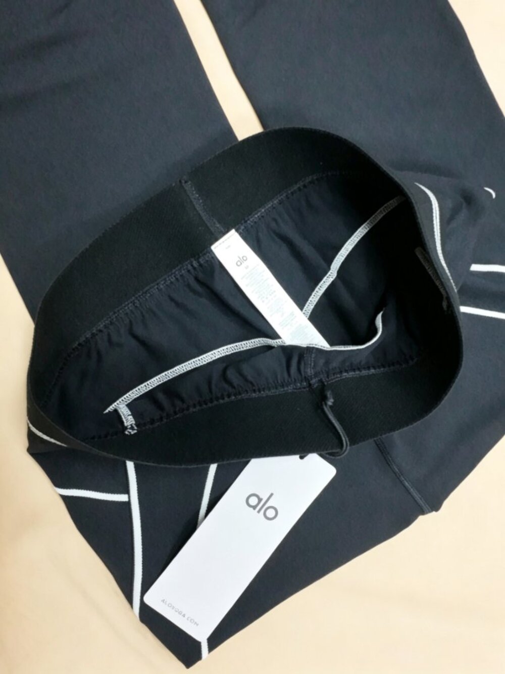 Nwt🏷️Alo Yoga Airbrush High-Waist Heart Throb Legging Black/White✨ - Picture 10 of 16